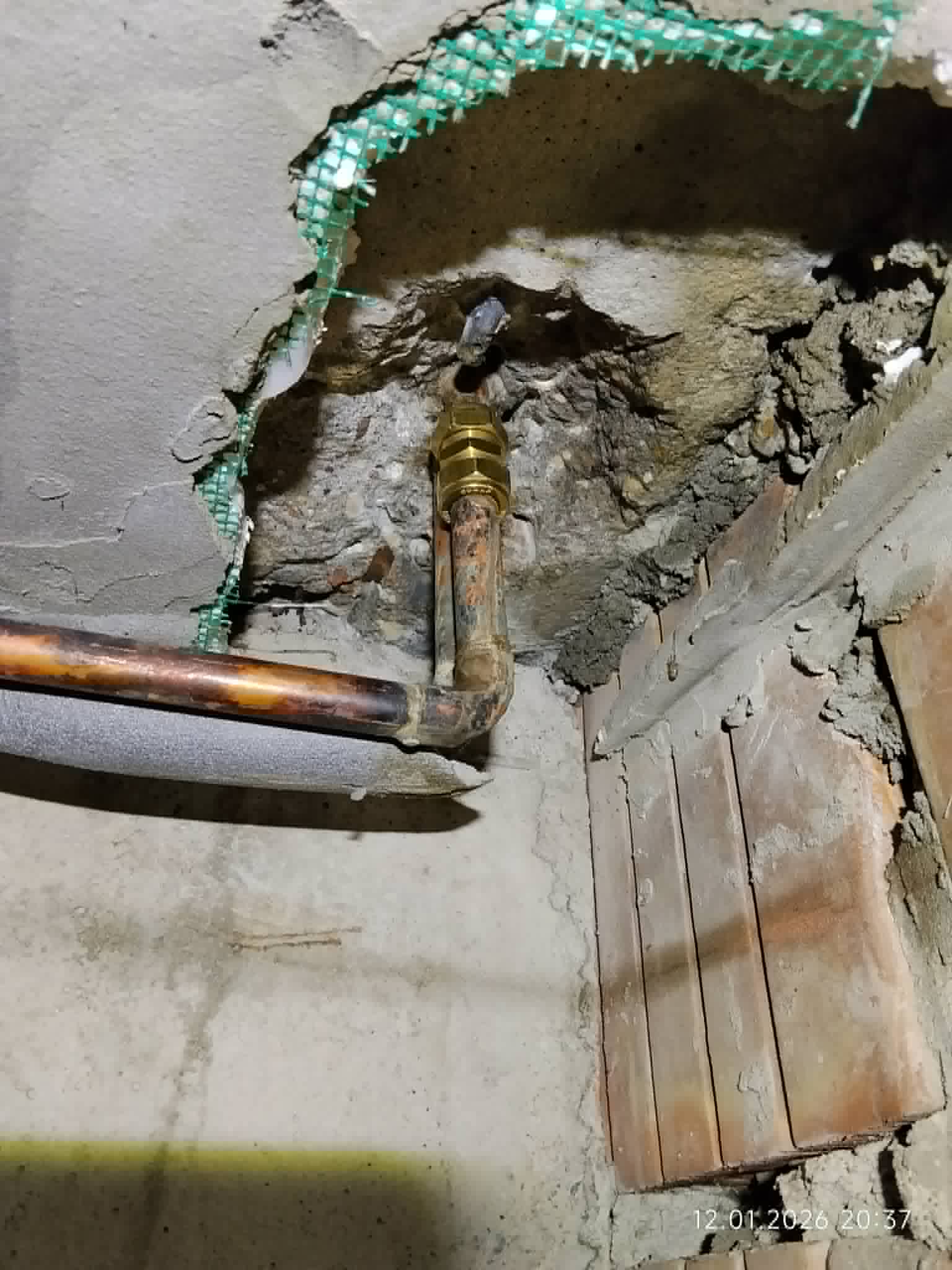 Pompa ciśnieniowa i manometr podczas próby ciśnieniowej instalacji wodnej